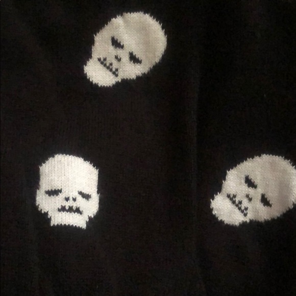 💀 Skull V-Neck Cardigan 💀 - Picture 3 of 4